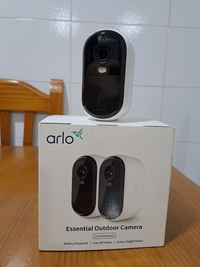 Cámara Arlo Essential Exterior 2ª Gen