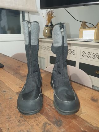 Botas de nieve negras y grises