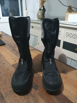 Botas de nieve negras y grises