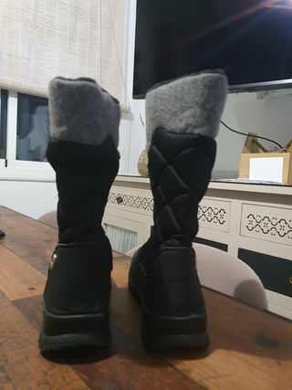 Botas de nieve negras y grises