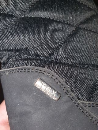 Botas de nieve negras y grises