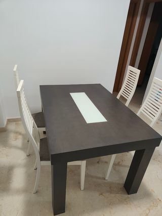 Mesa de salón y sillas