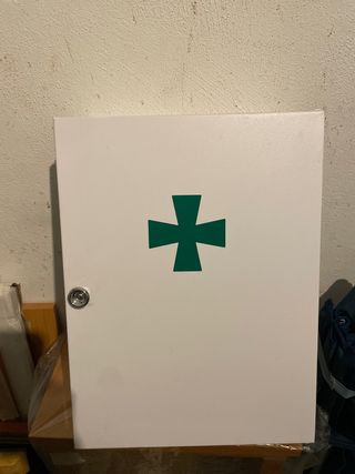 Botiquín de pared metálico