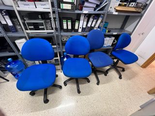 Silla de oficina azul de tela