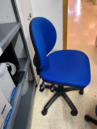 Silla de oficina azul de tela
