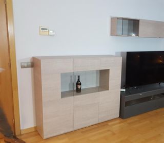 Mesa extensible de madera con mueble