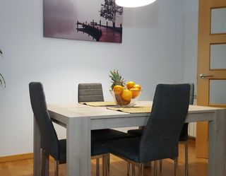 Mesa extensible de madera con mueble