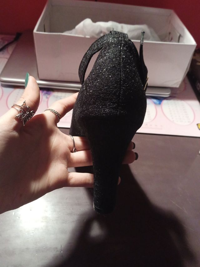 Zapatos de fiesta negros con brillos