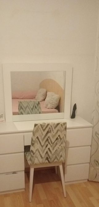 Tocador blanco con espejo y silla