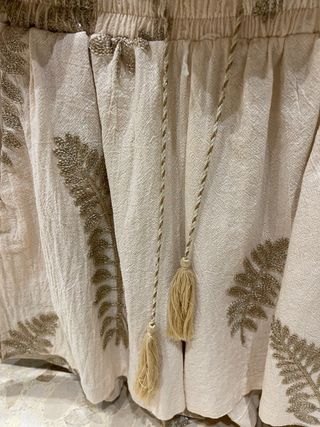 Conjunto top y shorts estampado hojas dorado