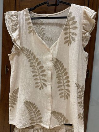 Conjunto top y shorts estampado hojas dorado