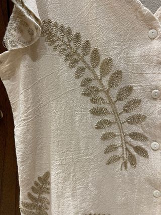 Conjunto top y shorts estampado hojas dorado