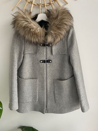 Abrigo Zara gris con capucha y pelo