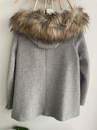 Abrigo Zara gris con capucha y pelo