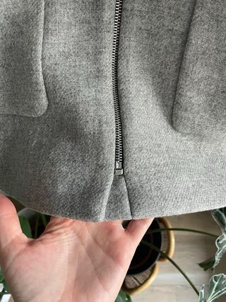 Abrigo Zara gris con capucha y pelo