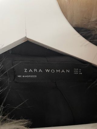 Abrigo Zara gris con capucha y pelo