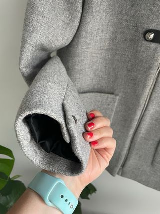Abrigo Zara gris con capucha y pelo
