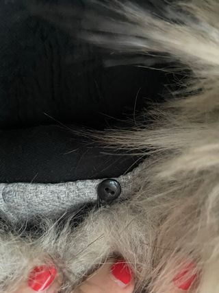 Abrigo Zara gris con capucha y pelo