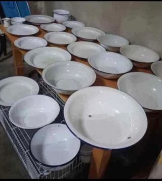 Lotto piatti e bacinelle smaltate anni '60