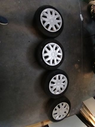 4 Ruedas con Tapacubos Suzuki