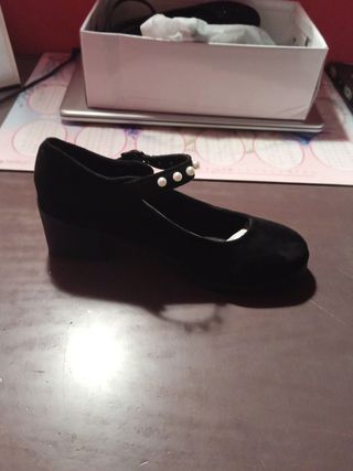 Zapatos de fiesta negros con perlas