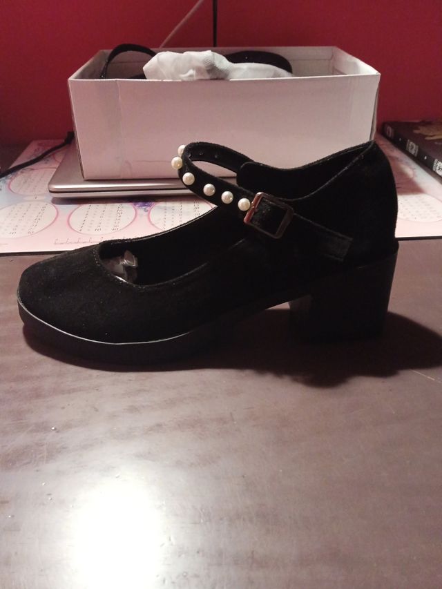 Zapatos de fiesta negros con perlas