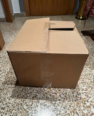 Caja de ropa marrón