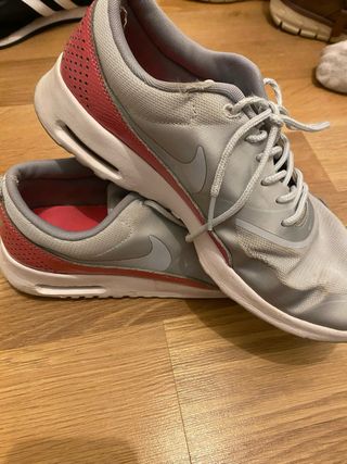 Zapatillas Nike grises y rosas
