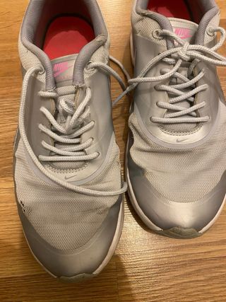 Zapatillas Nike grises y rosas