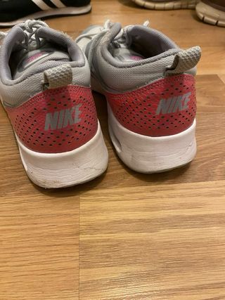 Zapatillas Nike grises y rosas