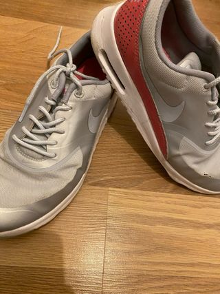 Zapatillas Nike grises y rosas