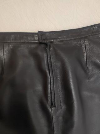 Falda de piel negra