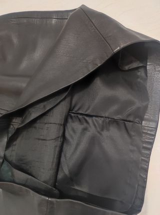 Falda de piel negra
