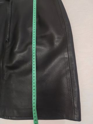Falda de piel negra