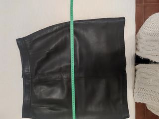 Falda de piel negra