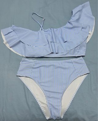 Bikini de rayas azul y blanco