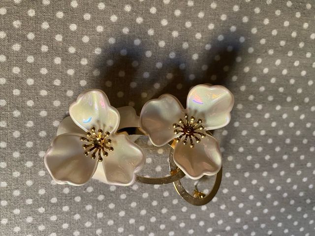 Pendientes flor blancos y dorados 