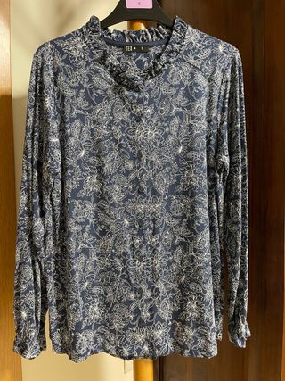 Blusa azul romántica con estampado floral