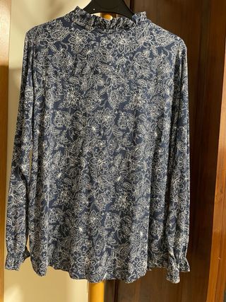 Blusa azul romántica con estampado floral