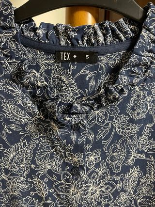 Blusa azul romántica con estampado floral