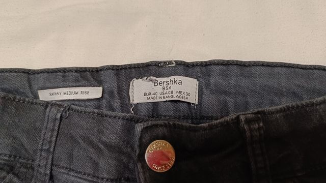 Vaqueros Bershka negros talla 40
