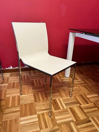 Mesa comedor cristal templado.
4 sillas de regalo 