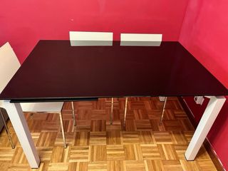 Mesa comedor cristal templado.
4 sillas de regalo 