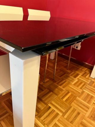 Mesa comedor cristal templado.
4 sillas de regalo 