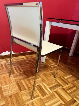 Mesa comedor cristal templado.
4 sillas de regalo 
