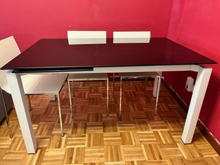 Mesa comedor cristal templado.
4 sillas de regalo 