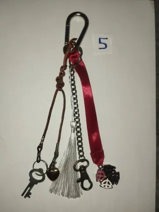 Colgantes y llaveros para bolsos y mochilas