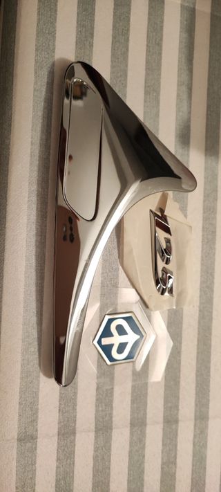 Emblema IZQUIERDA original Piaggio X8 Hexagonal y