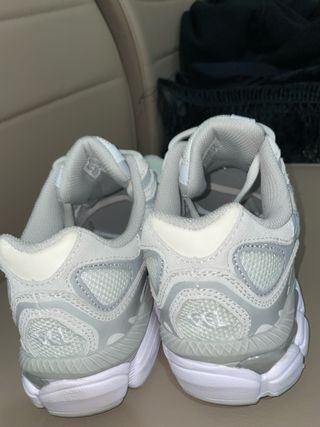 Zapatillas Asics grises y blancas sin usar