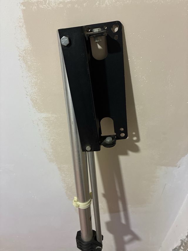 Trípode telescópico de pared